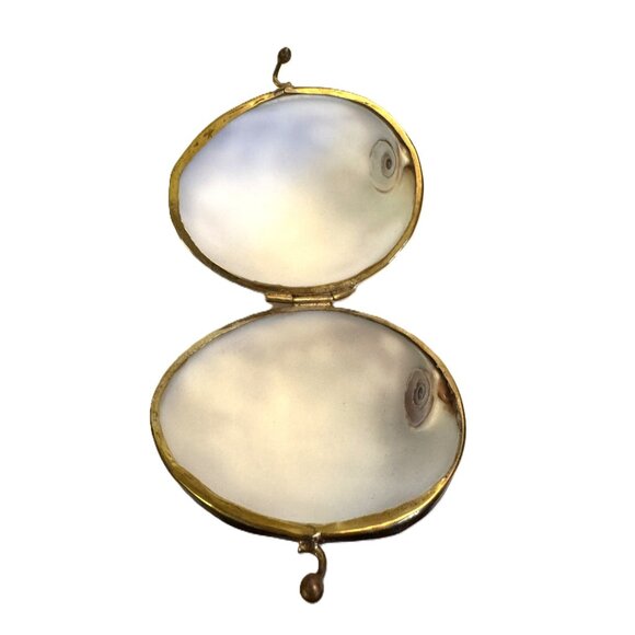 Vintage Cowrie Shell Brass Hinged Trinket Box, Kiss-Lock Closure, Delicate - Picture 2 of 4